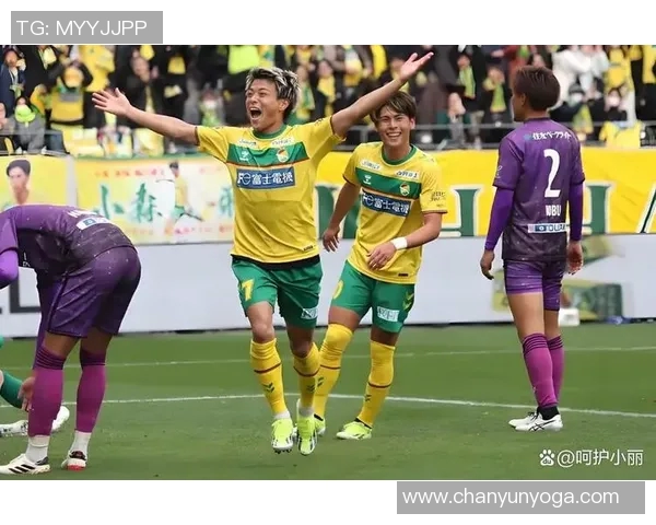 熊本深红与福冈山峰的激烈对决展现足球魅力与团队精神